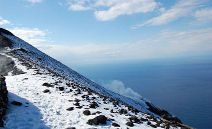 eolie neve mare mosso stromboli in attivita