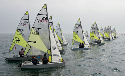 gargnano parte gioved 236 easter meeting dedicato agli rs feva 500