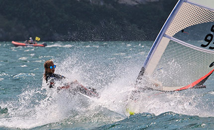 garda iniziata con vento forte la regata nazionale open skiff
