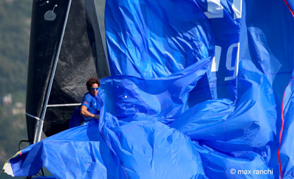 melges 32 garda una prima giornata con mascalzone sugli scudi