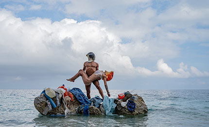 gaetano mura trasformato in un pesce di plastica all acquario di cala gonone