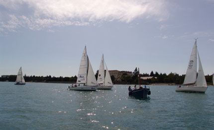desenzano conclusa la prima giornata del xii campionato provinciale per velisti diversamente abili