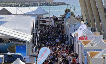 genova il sole la passione portano una grande folla al salone nautico
