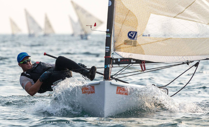 vittoria dello spagnolo joan cardona alla international finn cup di malcesine