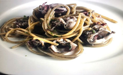 cambusa la ricetta di mauro ricciardi spaghetti con seppioline nere