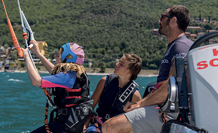 windsurf kite al circolo surf torbole iniziano corsi dedicati ai giovanissimi