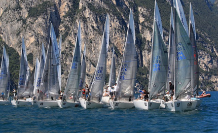 la classe j24 riparte con le regate nazionali da marina di carrara