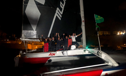 maserati multi 70 giovanni soldini tagliano per primi il traguardo della rolex middle sea race