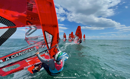 windsurf 25 nodi di garbino inaugurano il memorial ballanti saiani