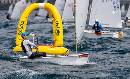 alex demurtas vince il 39 meeting del garda optimist