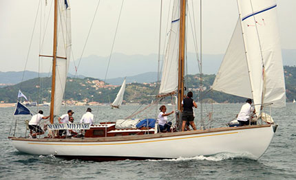 isola di capraia vele epoca in regata museo storico galleggiante per il capraia sail rally