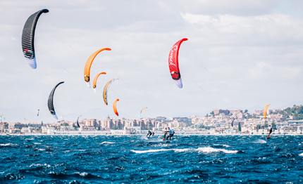 cagliari si vola con il kiteboarding dal al 10 ottobre torna il sardinia grand slam