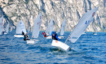 il trofeo torboli classe optimist vinto dalla fraglia vela riva dopo tre giorni di gran vento sole