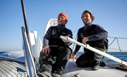 partito il giro del mondo quot contromano quot di romain pilliard alex pella