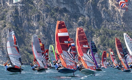 gonfie vele il mondiale formula foil torbole dopo giorni di vento forte