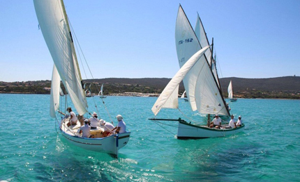 la festa per le vele epoca classiche di fine estate in sardegna