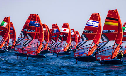 europeo iqfoil 2023 patrasso il forte vento caratterizza la prima giornata