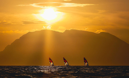 europeo iqfoil secondo giorno di gold fleet cala il vento largo agli slalom