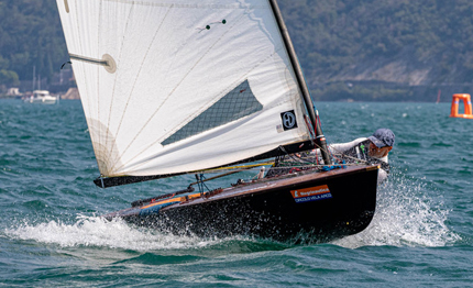 conclusi al circolo vela arco campionati ok dinghy tripletta britannica sul podio