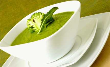 vellutata di broccoli patate dolci con pomodori secchi yogurt all aglio