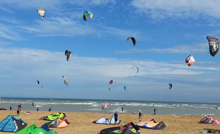 in barca kite canoa sup nei ponti primaverili di lignano sabbiadoro