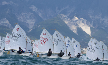 optimist marina di carrara conclusa la seconda giornata di regate