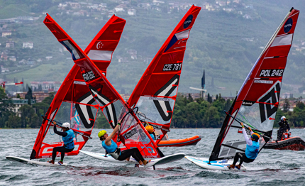 la pioggia del garda non ferma gli iqfoil