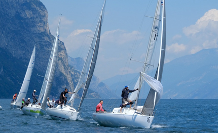 gentlemen cup 2025 vento tecnica spettacolo per le regine monotipo del garda