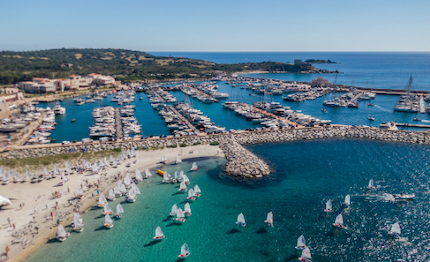 villasimius optimist in sfida tra poco vento tanta corrente