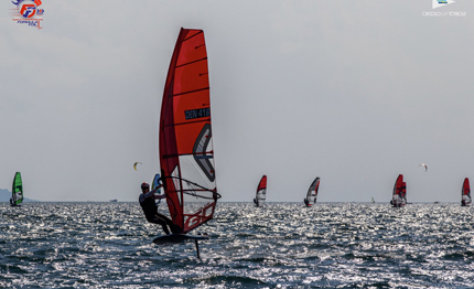 torbole buon inizio del mondiale di windsurf formula foil