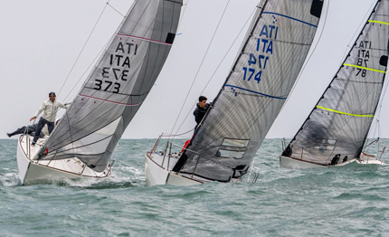 in puglia il j24 jebedee con un equipaggio u25 guida il campionato zonale j24
