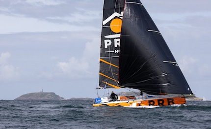 solitaire du figaro lunven prende il comando mentre la flotta lotta contro vento mare