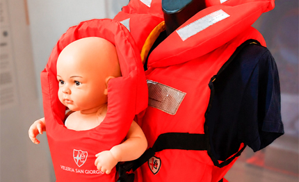 sicurezza in mare kanguro un giubotto di salvataggio madre neonato