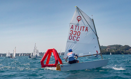 optimist bolsena seconda giornata da incorniciare al trofeo optimist italia