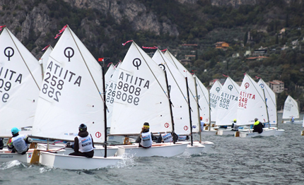 malcesine prima giornata di regate al trofeo optimist italia